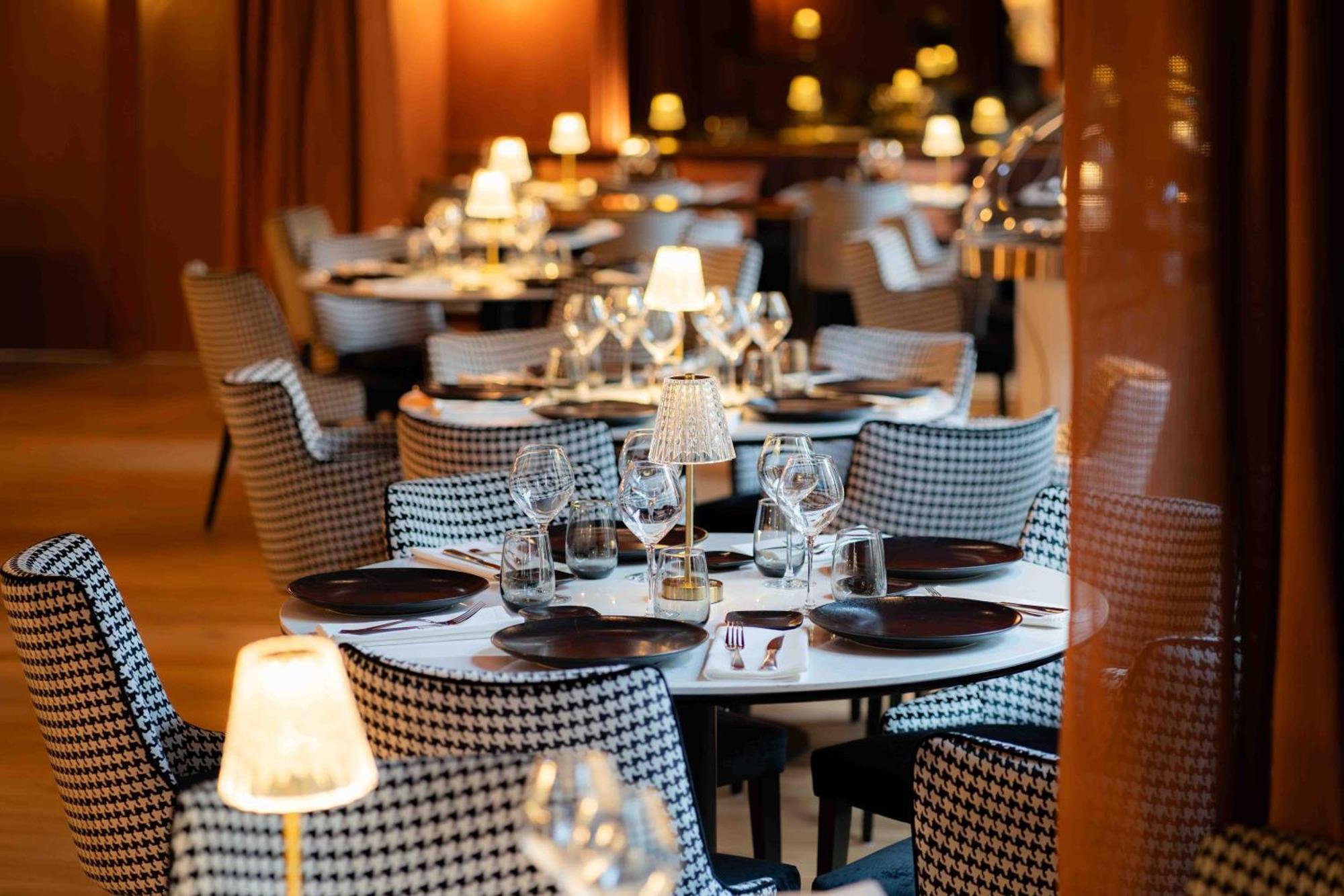 Hotel Et Restaurant Le Regina Le Puy-en-Velay Bagian luar foto